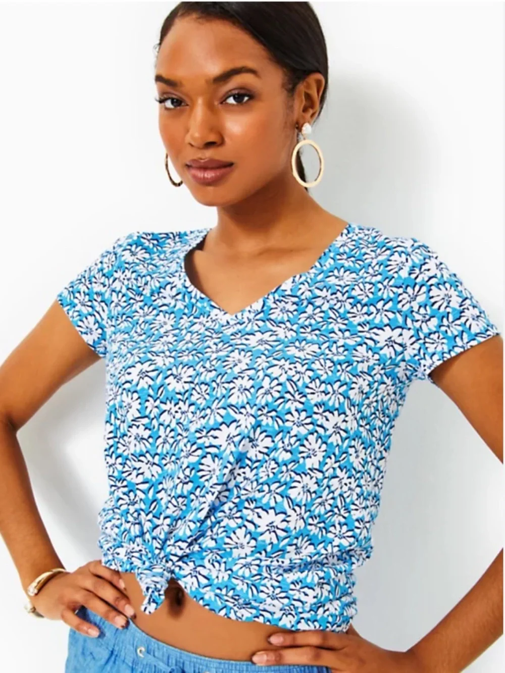 Lilly Pulitzer Top Women's M Luna Blue Etta V-Neck Cotton Tee Palm Beach Petals